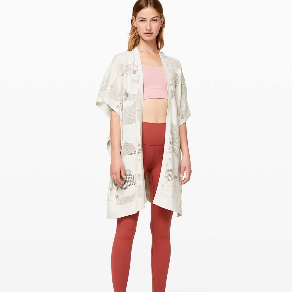 lululemon Find Your Light Wrap – Heathered Light Ivory (OS)